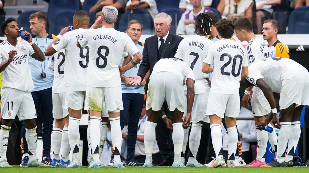 Ancelotti rodeado equipo